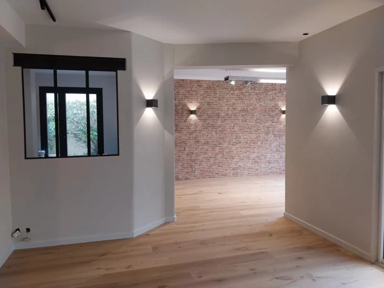 Mur blanc et parquet